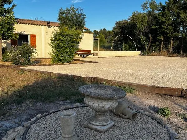 Maisonnette Provençale Meublée Type 2 pièces, avec Terrasse, Jardin et Grand Parking A LOUER