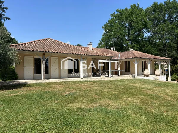 Villa à proximité du lac et du golf de SAINT-CYR