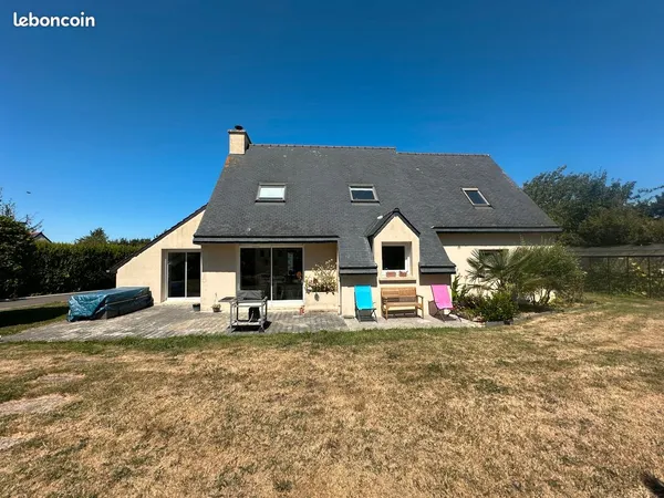 À vendre - Belle maison avec grand terrain paysager à 5 minutes à pied de la mer
