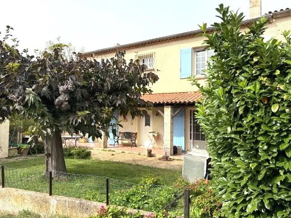A vendre, Raphèle, deux maisons avec piscine et dépendances.