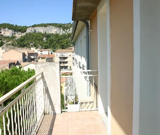 Grand T3 lumineux de 82 m² avec balcon, situé au dernier étage d'une petite résidence calme en centr