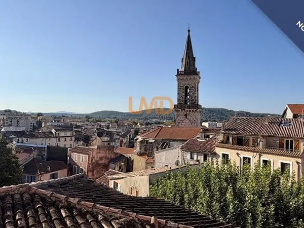 Draguignan centre historique - T2 de 54 m² au dernier étage, lum