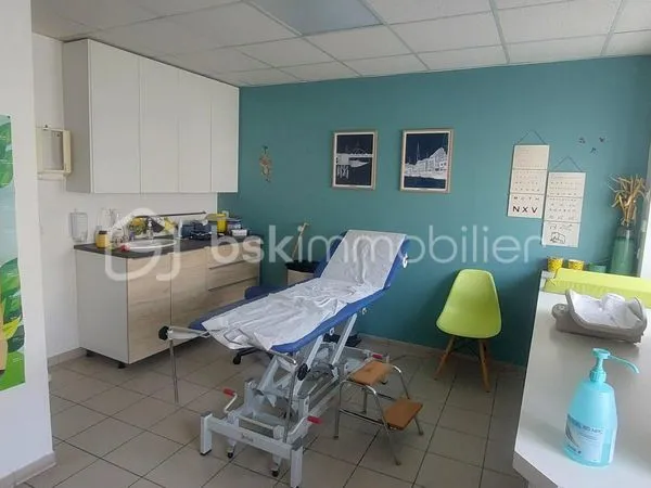 IMMEUBLE AVEC LOCAL PROFESSIONNEL ET APPARTEMENT DANS LE CENTRE VILLE DE DIVATTE SUR LOIRE