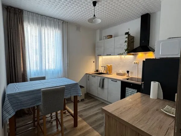 À louer, agréable appartement T2 meublé de 42 m², entièrement rénové, situé au 2e étage avec ascense