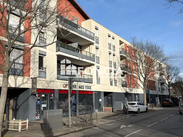 MEYZIEU CENTRE : T2 au dernier étage de 45m2, balcon et garage