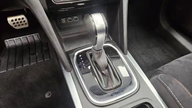 Renault Megane mégane iv berline e-tech plug-in hybride 160 — photo 34