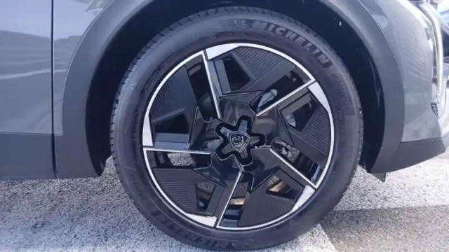 Peugeot 408 hybrid 145 e-dcs6 — photo 95