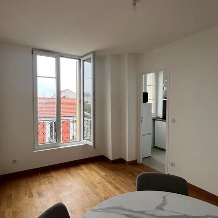 À LOUER - Beau T2 meublé 28m² entièrement rénové - Dernier étage - Centre-ville Mairie Aubervilliers