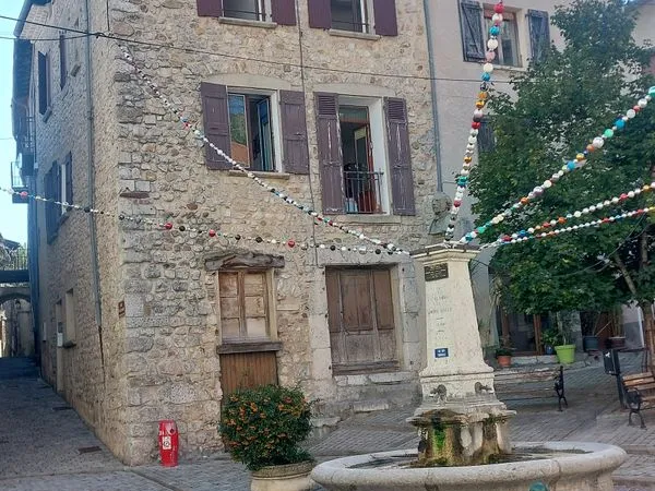 Loue appartement lumineux et silencieux de 45 m2 habitables et petites dépendances