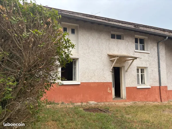 MEXIMIEUX à 5 mn maison de village à rénover avec jardin