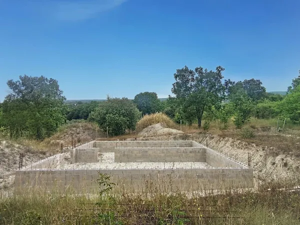 Terrain constructible de 2460 m²  Cadre idyllique au coeur du Luberon
