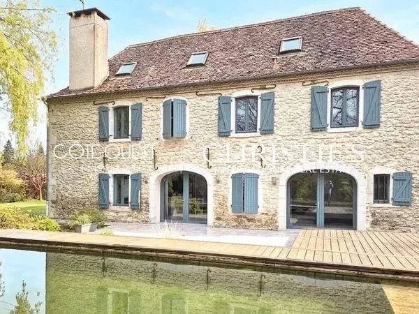 Maison 8 pièces 310 m²