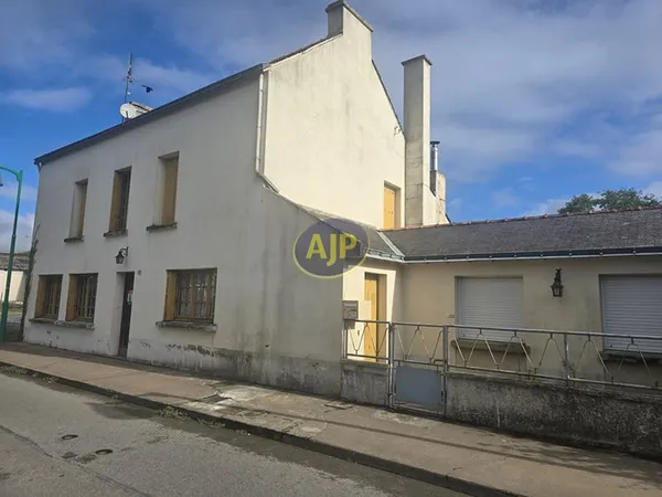 Bourg de CONQUEREUIL, maison 135 m² 7 pièces, terrain
