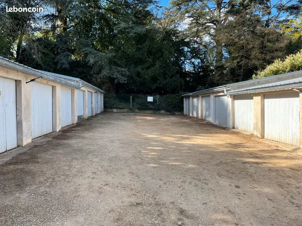 Loue garage/box fermé de 16 m² (5,45m x 2,90m) situé au 32 Rue du Fief de Grimoire