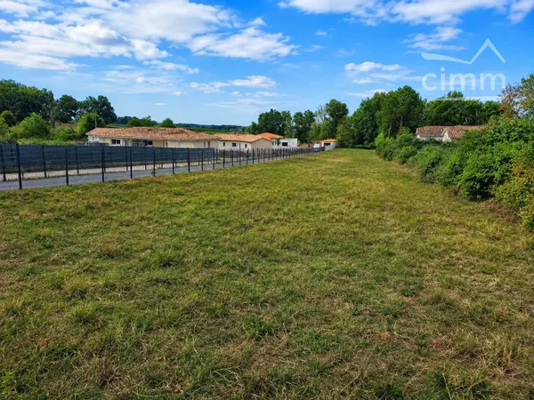 Terrain constructible proche centre de Saint Savin