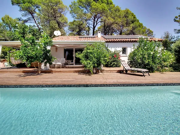 A VENDRE EN EXCLUSIVITÉ ! FIGANIÈRES Maison de plain-pied 120 m² 3 chambres Piscine et terrain de 20