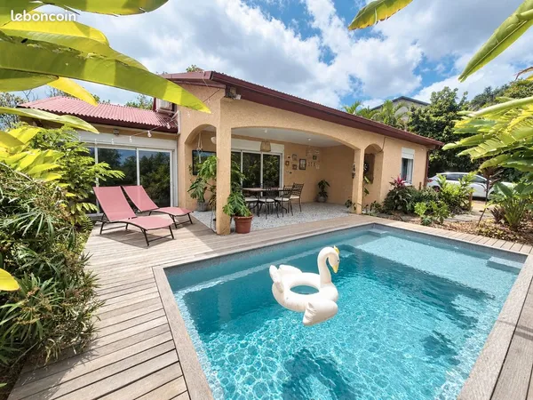 Villa individuelle de plain-pied renovée avec piscine & jardin exotique - secteur ouaki