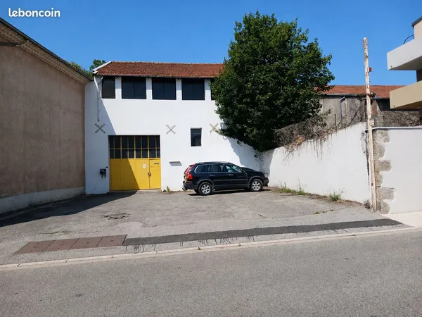 Local commercial/professionnel 514 m² avec parkings - Sarras (07)