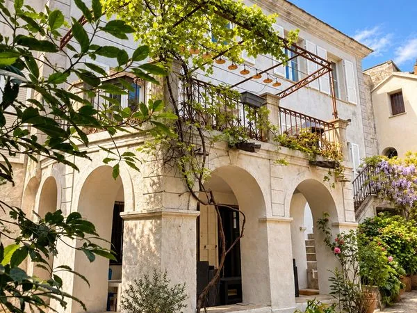 Maison 8 pièces 242 m²