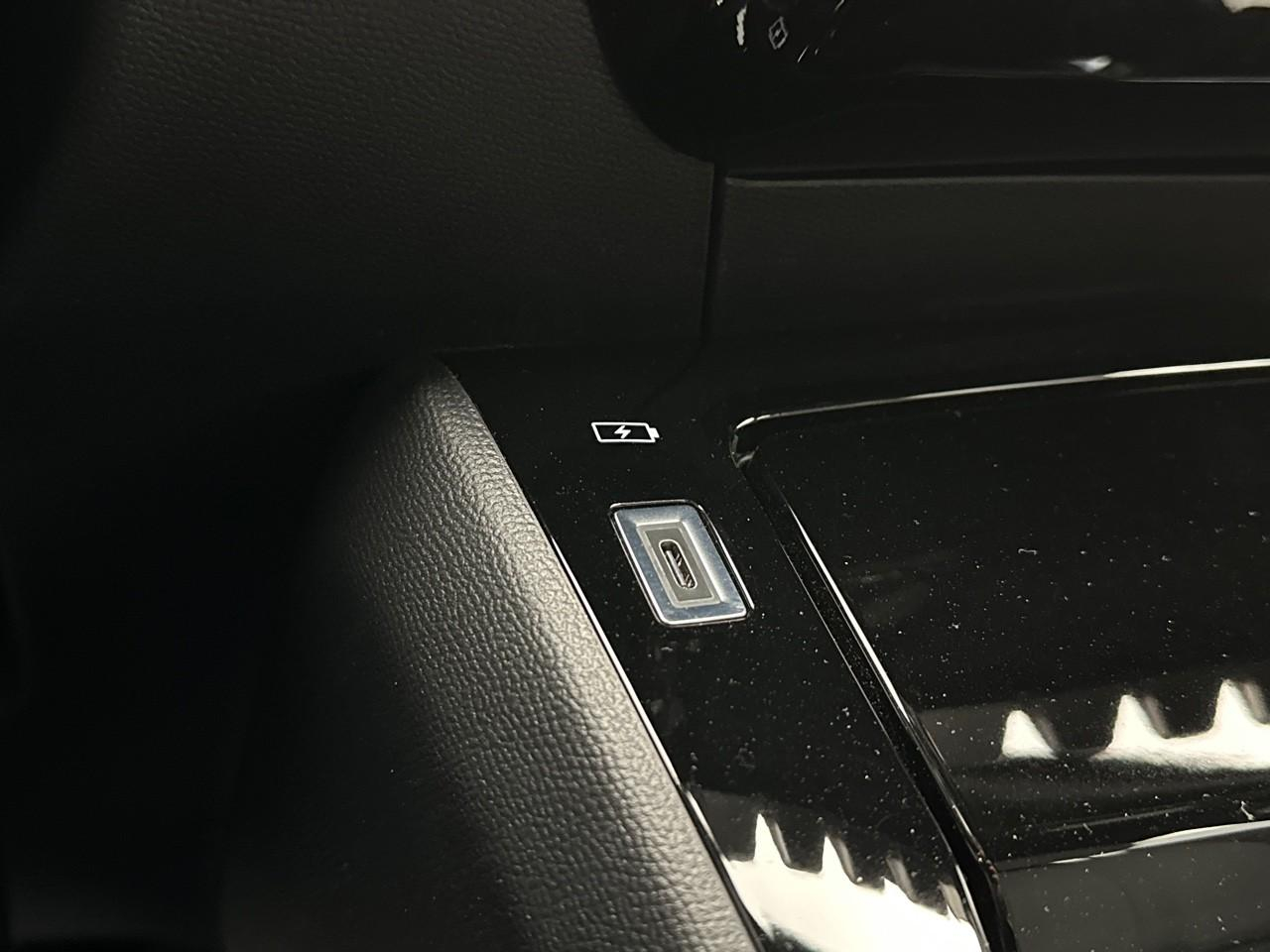 Peugeot 2008 hybrid 136 e-dcs6 gt — photo 28