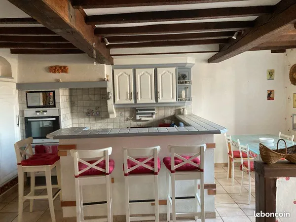 Grande maison avec terrain et garage à Haudrecy