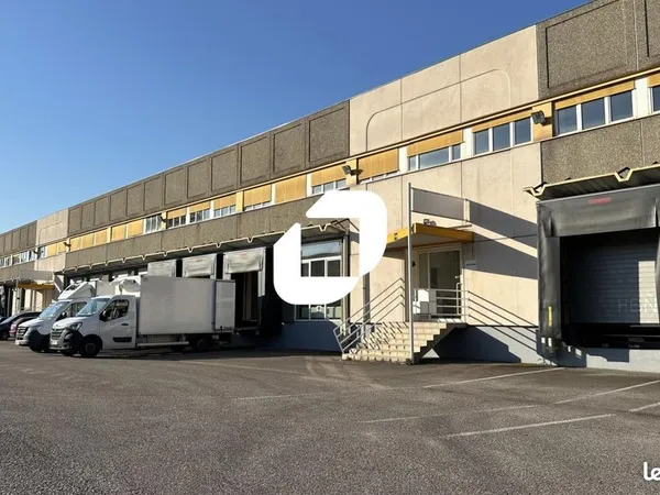 Local industriel 2 425 m²