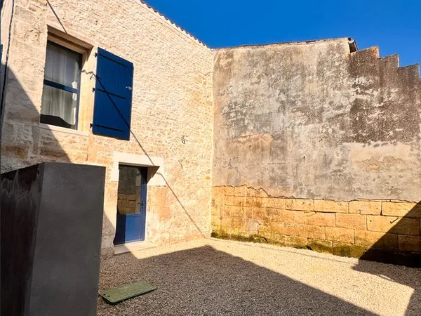 Maison de ville entièrement rénovée avec terrasse et parking — Hyper-centre de Niort