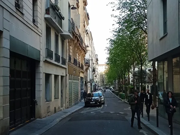Parking électrifié- 10m² - Paris 10e limite 3e Gds Boulevards Porte Saint Martin Métro Strasbourg Sa