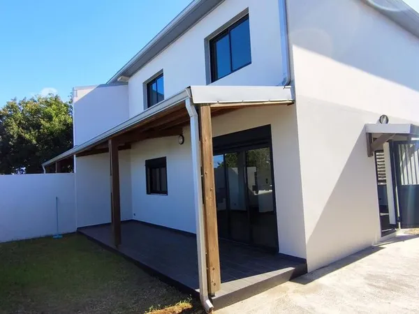 A louer jolie Villa F4 neuve avec vue mer à Petite-Ile