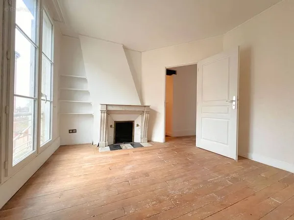 CHARTRES COEUR DE VILLE - Appartement de 74m2 dans immeuble ancien, cave.