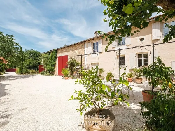 Maison de caractère du XVe, avec grand étang pittoresque