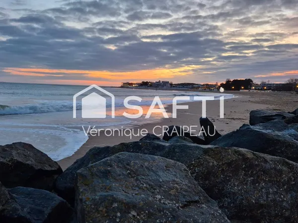 Rare sur le marché, tout à pied pour cette maison proche plage et commerces avec 2 chambres, 1 burea
