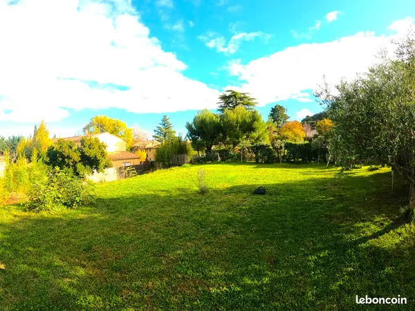 Terrain constructible de 500 m² en impasse, idéalement situé proche commodités