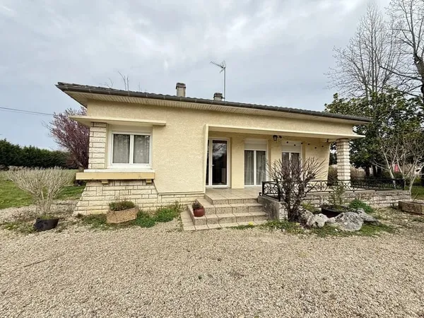 Maison de trois chambres proche des commodités