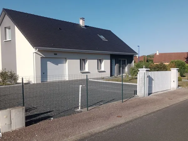 Maison individuelle 2 niveaux de 136 m2, en lotissement pavillonnaire à Culmont. Implantée sur un te