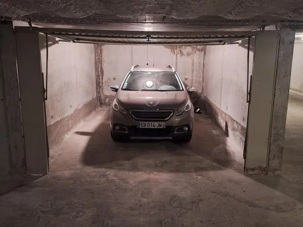 À louer - Grand garage sécurisé - 150 /mois charges comprises