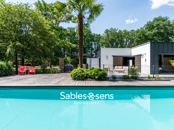 Villa contemporaine avec piscine nichée dans un parc boisé