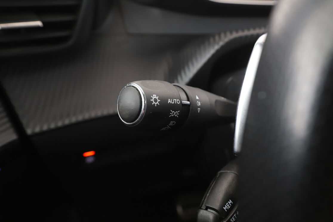 Peugeot 208 1.2 PureTech GT EAT8 — photo 15