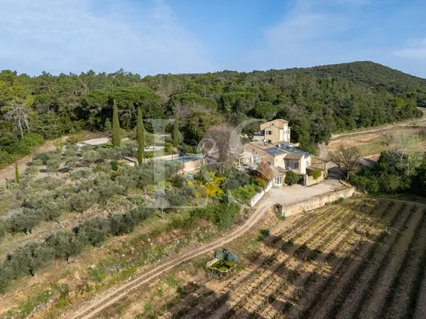 Mas en pierre avec gîtes et vignoble en AOP Côtes du Rhône 13 ha de tranquillité dans le Gard