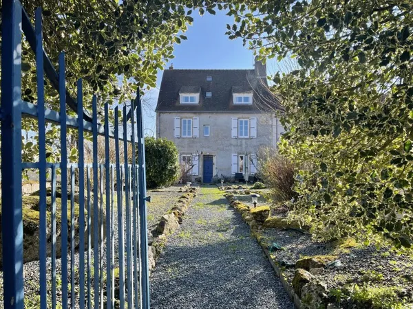 Maison bourgeoise de six chambres dans une jolie ville