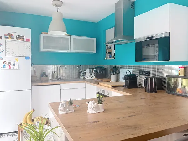 Bien Rare : Duplex en rez de jardin , avec terrasse , 3 chambres , garage ,parking et cave