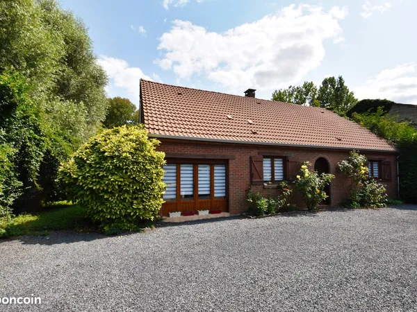 Pavillon individuel situé sur une belle parcelle arborée de 3124 m² avec étang