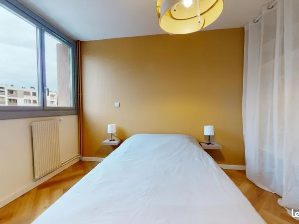 Chambre 6 pièces 83 m²