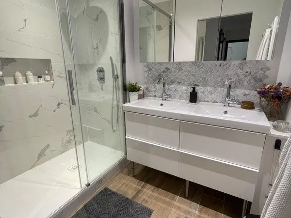 Appartement meublé 96m2 - 4 pièces - Parking privé - Résidence fermée, sécurisé - Climatisation