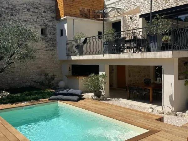 REGION D'UZES, parfait petit mas en pierres apparentes avec piscine