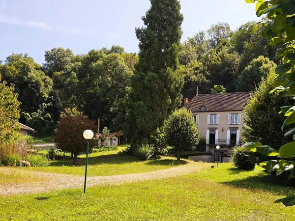 Maison familiale avec travaux, dépendances, forêt, proche grands axes, nombreux projets possible
