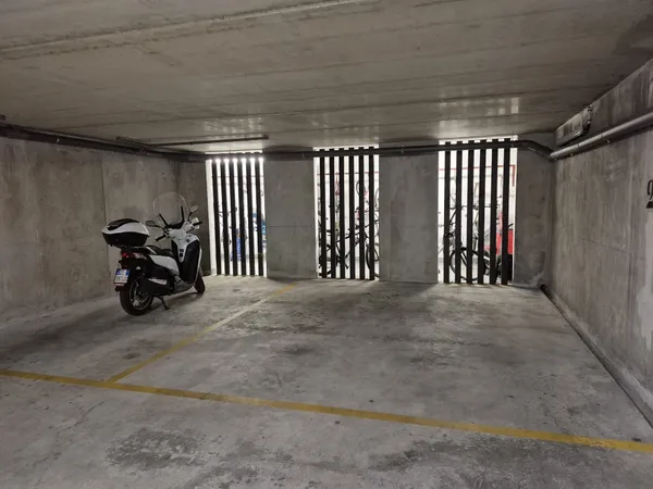 Loue parking - 16m²