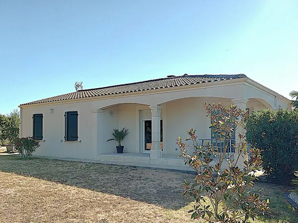MAISON INDIVIDUELLE NON MITOYENNE AVEC GARAGE ET GRAND JARDIN