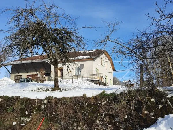 Grand terrain constructible avec grande maison à rénover