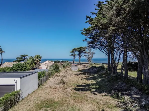Terrain constructible de 2300m² à La Plaine-sur-Mer, situation privilégiée pour votre projet Bâti85
